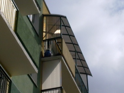 Daszek balkonowy łukowy z zabudowa boczna